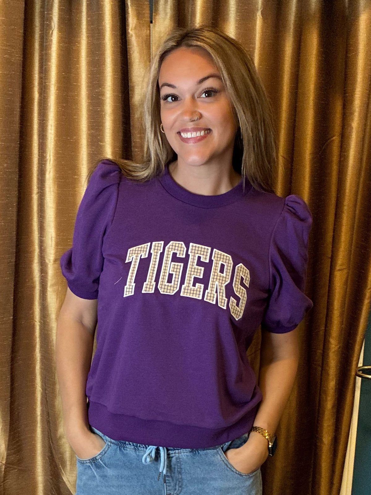A women wearing a puff sleeve crewneck with Tigers in a plaid embroidery appliqué 