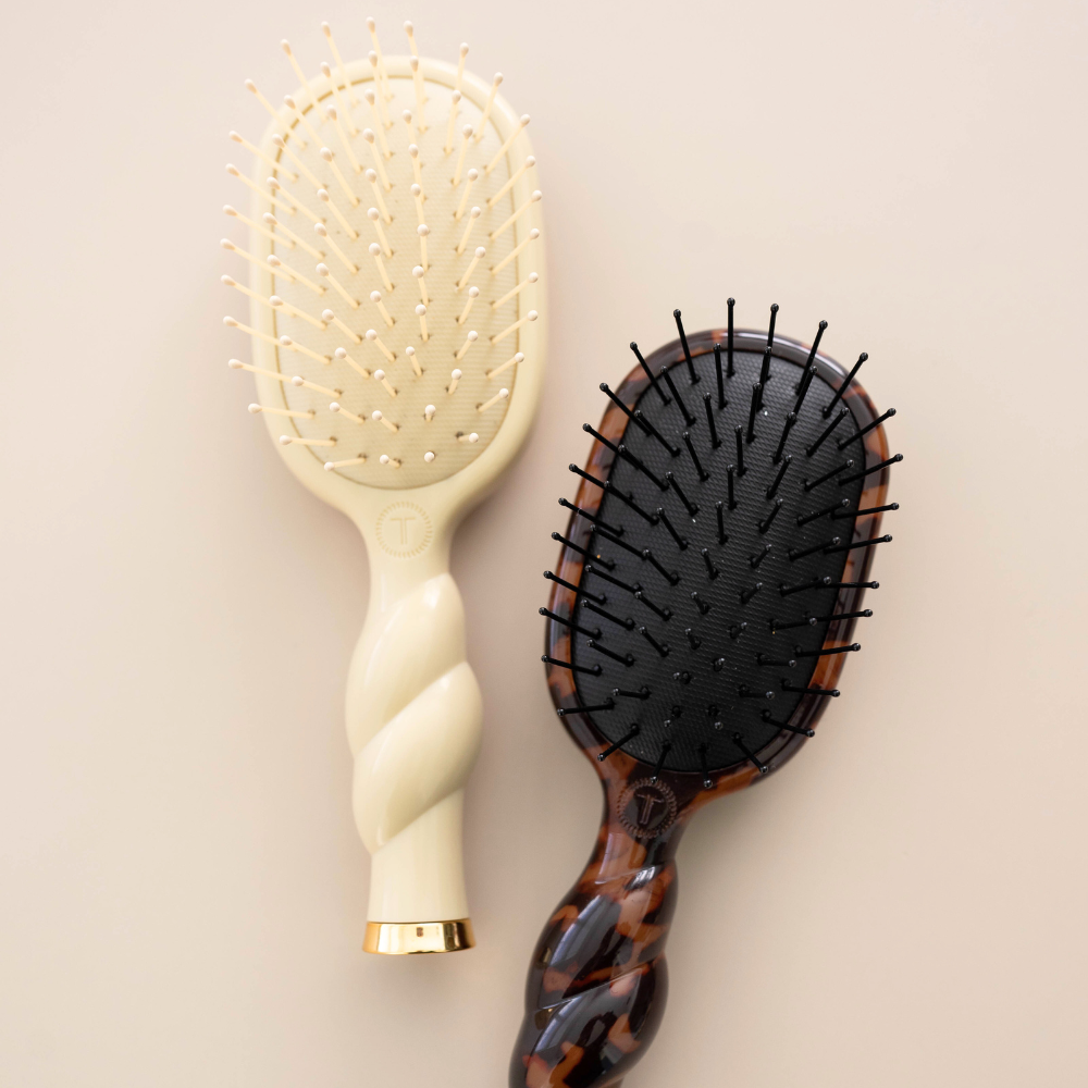 Two TELETIES mini brushes in different colors side by side