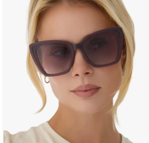 Woman wearing Diff Becky II sunglasses cocoa frame