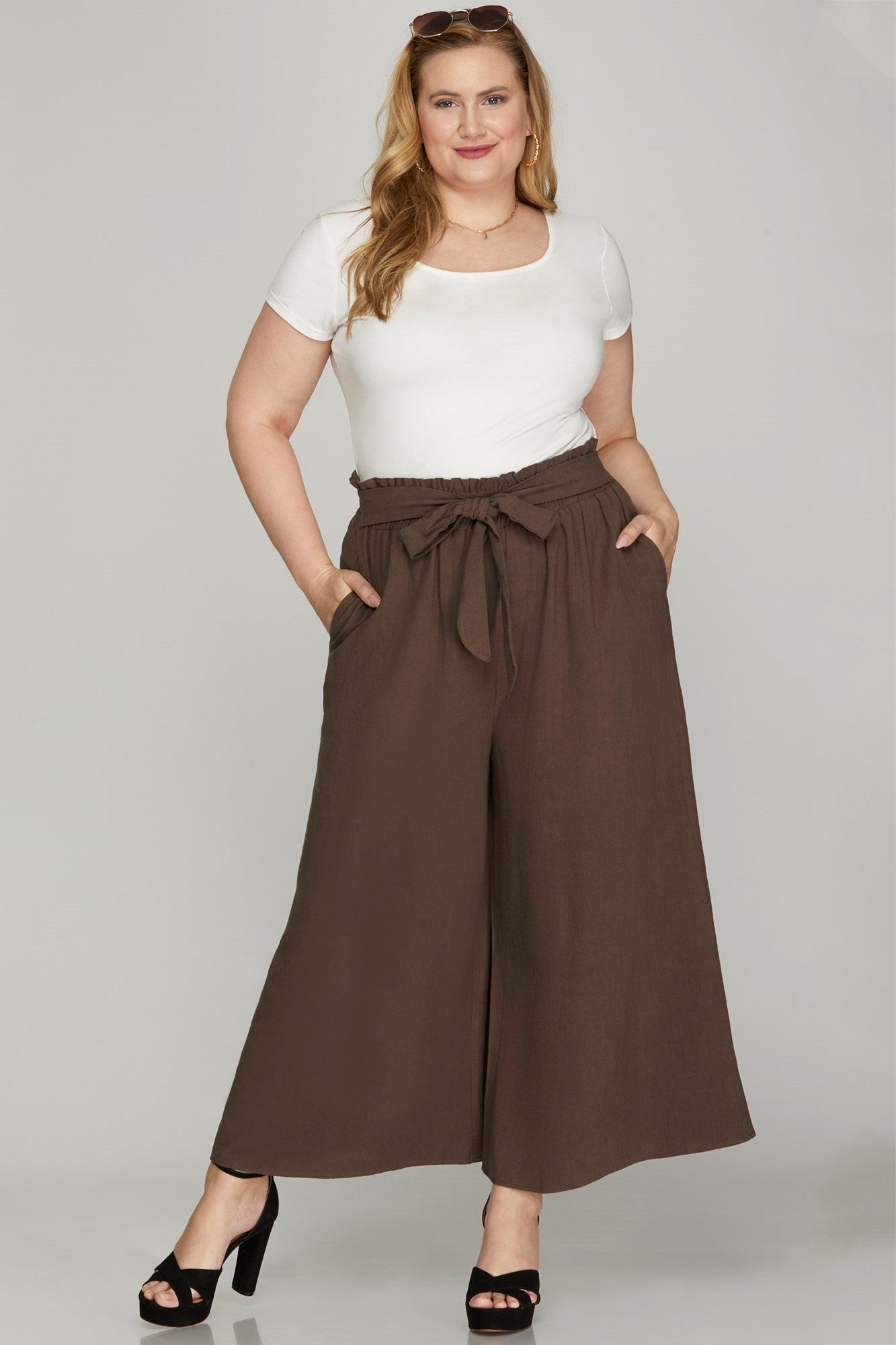 CURVY CAPRI PANTS WITH WAIST TIE AND POCKETS - BROWN